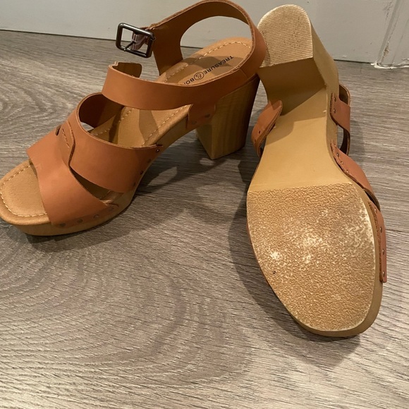 Treasure & Bond tan chunk strap heel, size 8M. Excellent condition! - Picture 3 of 3